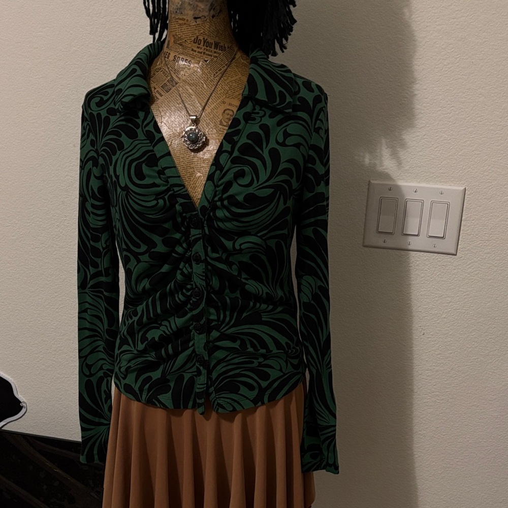 Maeve Anthropologie green black shirt abstract large spring boho casual v-neck